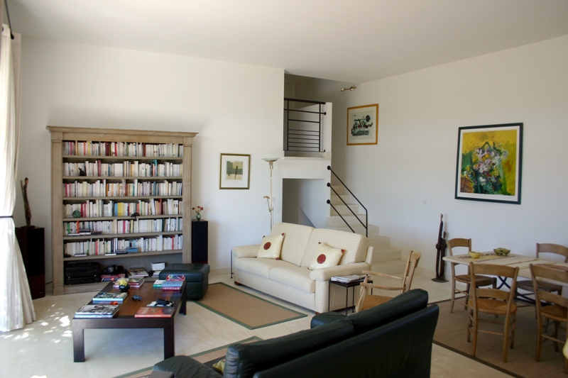 Luberon, maison à proximité de Gordes en pierre avec piscine