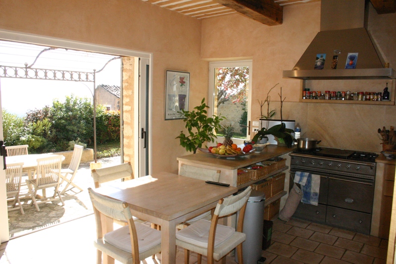 Maison de village proche Luberon rénovée avec jardin et piscine