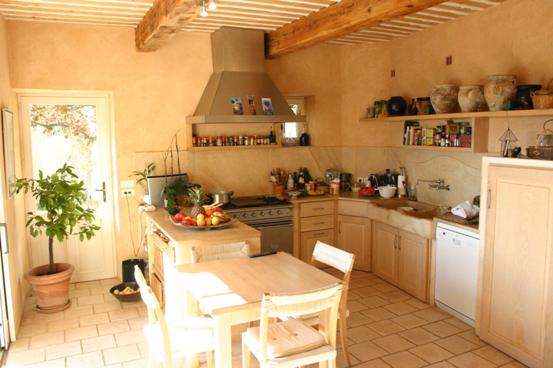 Maison de village proche Luberon rénovée avec jardin et piscine