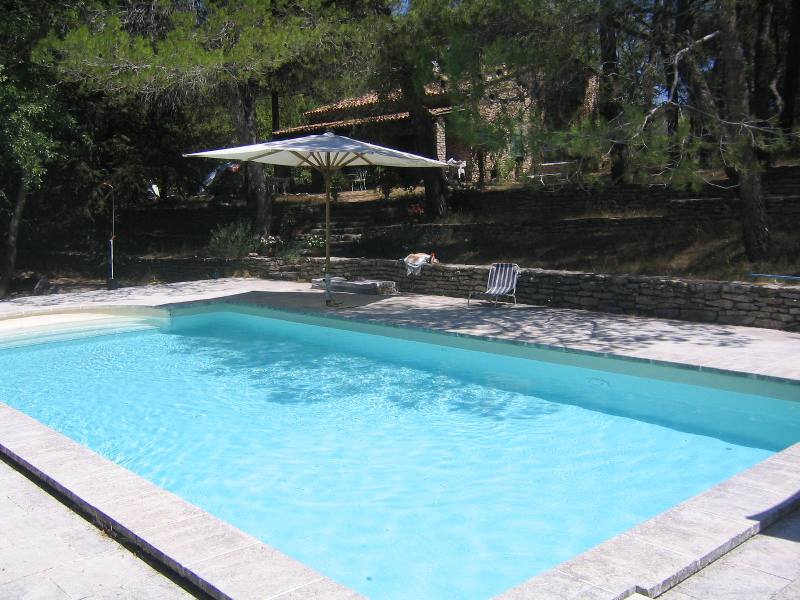 Ménerbes, maison en pierres avec piscine