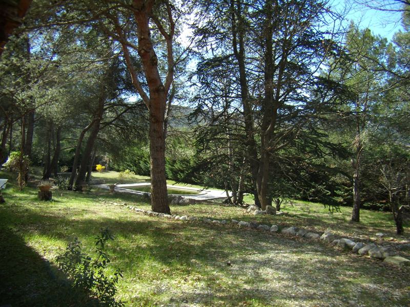 Ménerbes, maison en pierres avec piscine