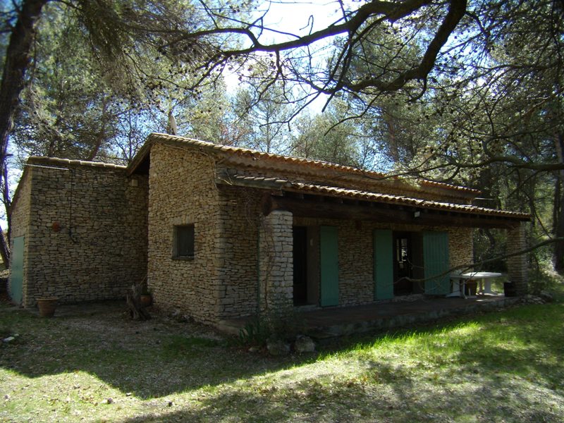 Ménerbes, maison en pierres avec piscine