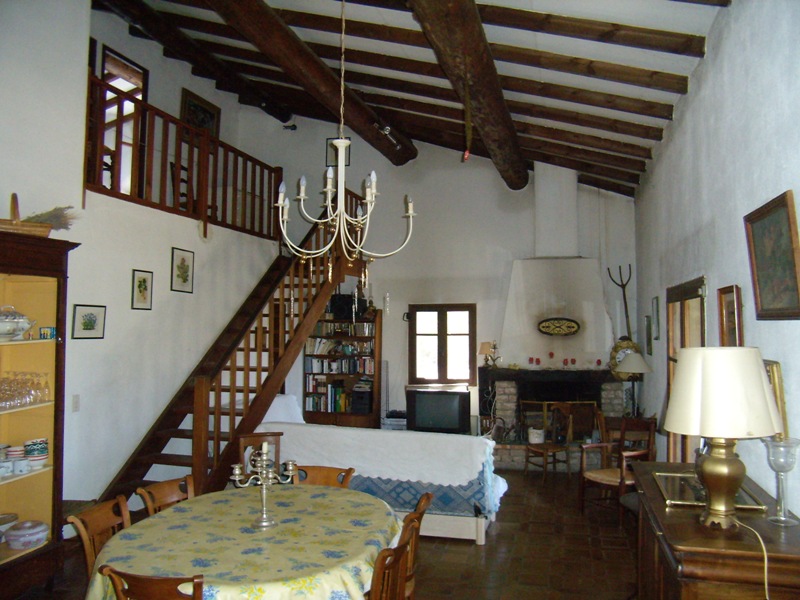 Ménerbes, maison en pierres avec piscine
