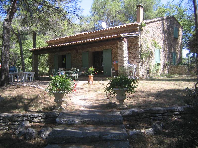 Ménerbes, maison en pierres avec piscine