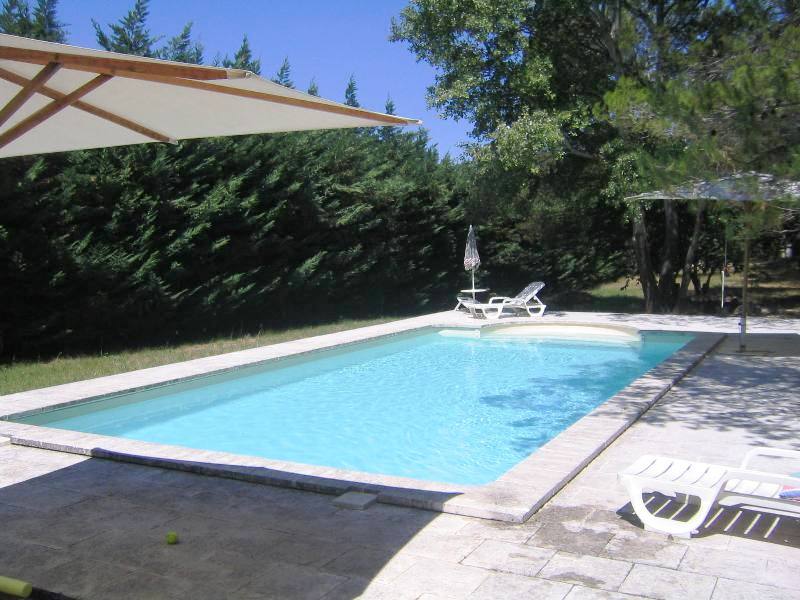 Ménerbes, maison en pierres avec piscine