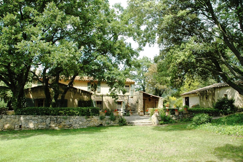 Mazet 19ème en sud Luberon avec piscine sur 21 000 m² dont vignes