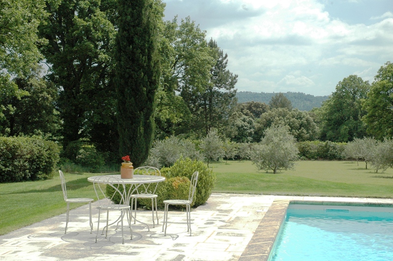 Mazet 19ème en sud Luberon avec piscine sur 21 000 m² dont vignes