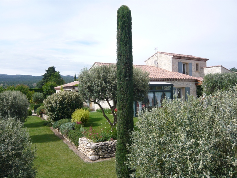 Maison proche Gordes avec piscine et jardin paysagé