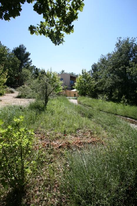 Luberon, maison proche d'un très agréable village perché avec école et commerces.