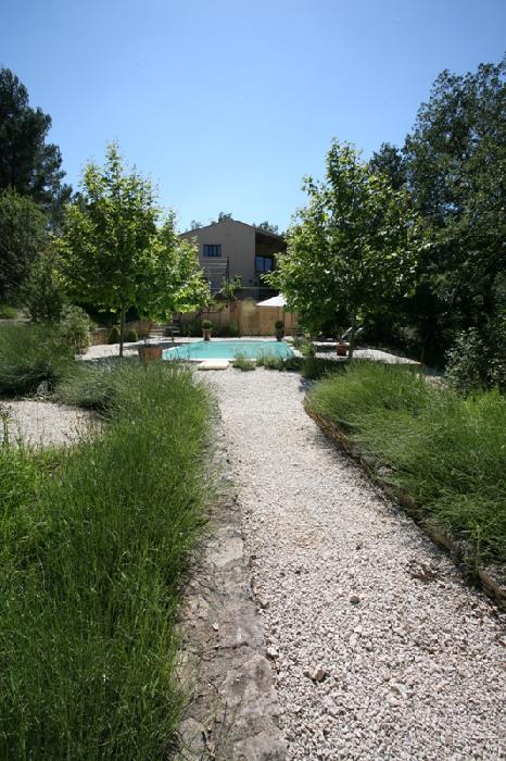 Luberon, maison proche d'un très agréable village perché avec école et commerces.