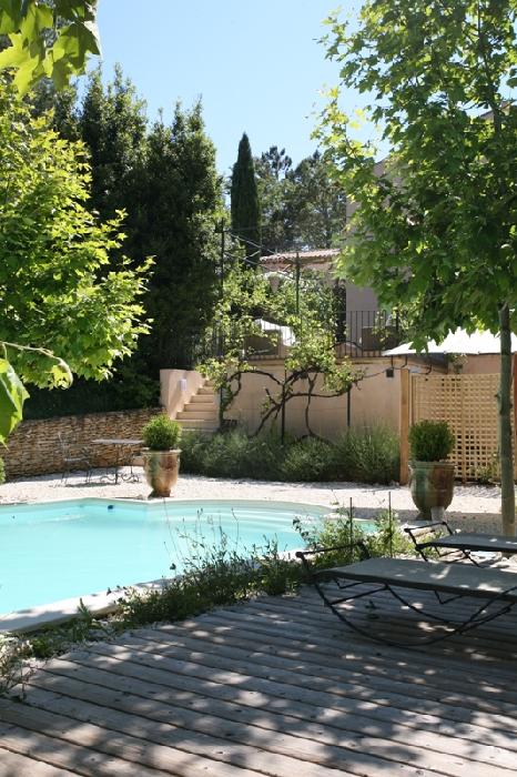 Luberon, maison proche d'un très agréable village perché avec école et commerces.