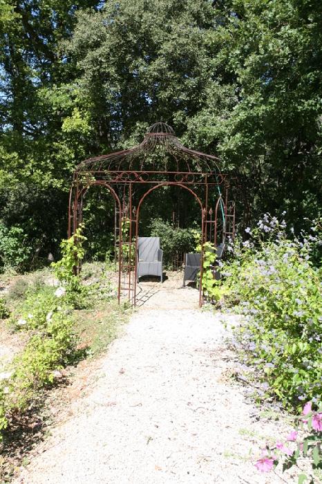 Luberon, maison proche d'un très agréable village perché avec école et commerces.