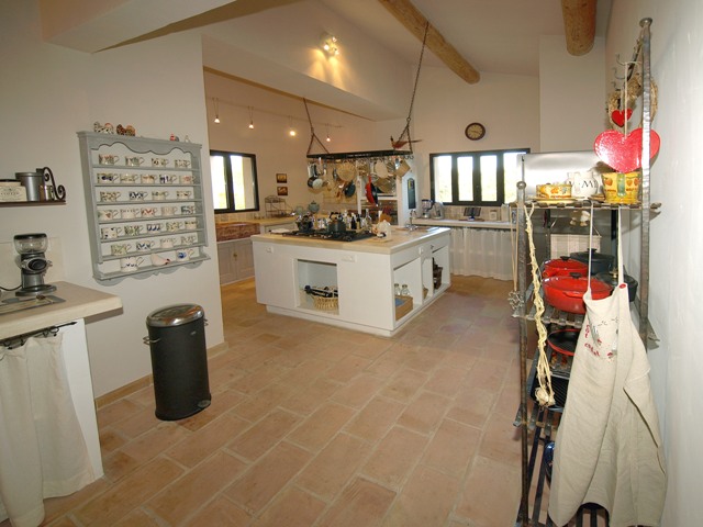 Luberon, maison proche d'un très agréable village perché avec école et commerces.
