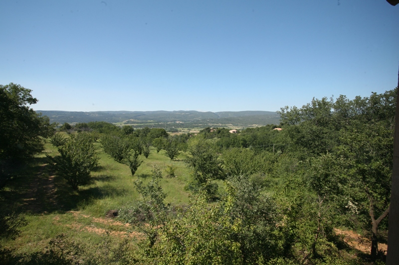 Luberon, maison proche d'un très agréable village perché avec école et commerces.