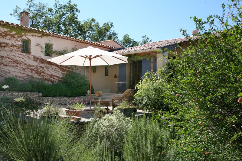 Luberon, maison proche d'un très agréable village perché avec école et commerces.