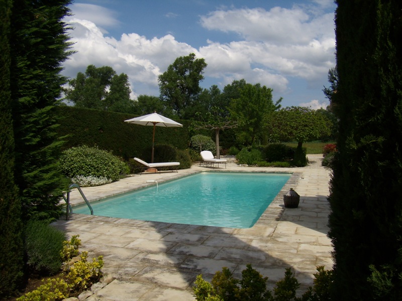 Maison de hameau en Luberon, proche Gordes, avec cour fermée et piscine