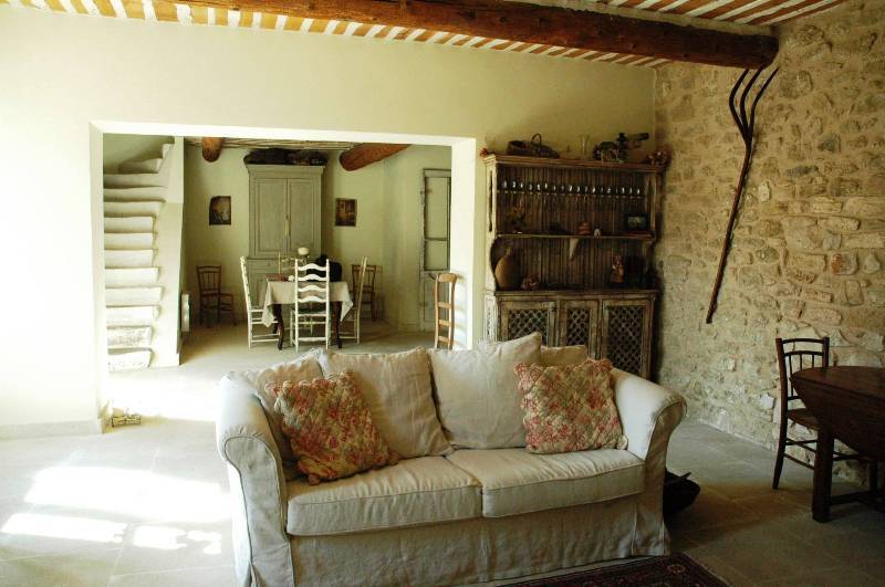 Maison de hameau en Luberon, proche Gordes, avec cour fermée et piscine