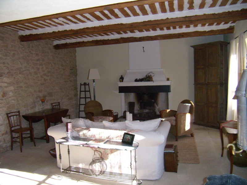 Maison de hameau en Luberon, proche Gordes, avec cour fermée et piscine