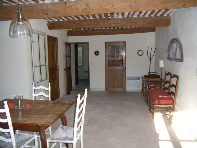 Maison de hameau en Luberon, proche Gordes, avec cour fermée et piscine