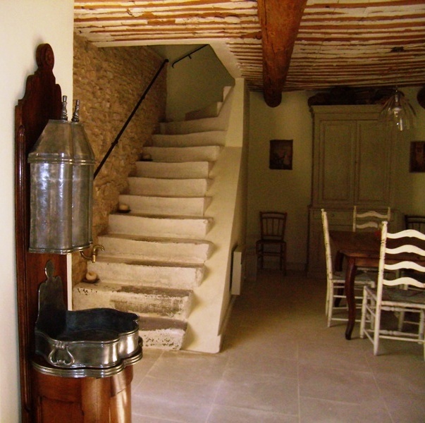 Maison de hameau en Luberon, proche Gordes, avec cour fermée et piscine