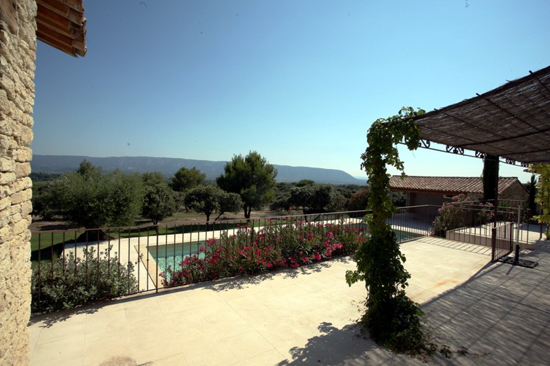 Gordes, maison en pierre en vente avec vue sur le Luberon