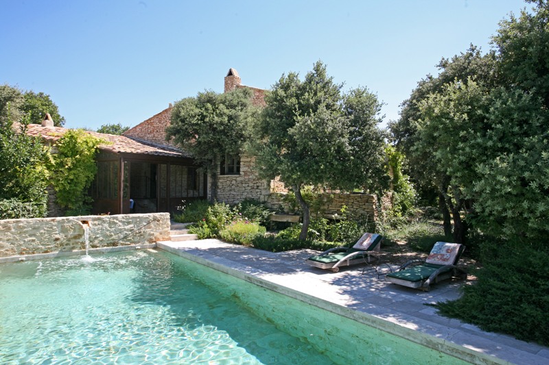 Maison en pierre en Luberon avec annexes et piscine