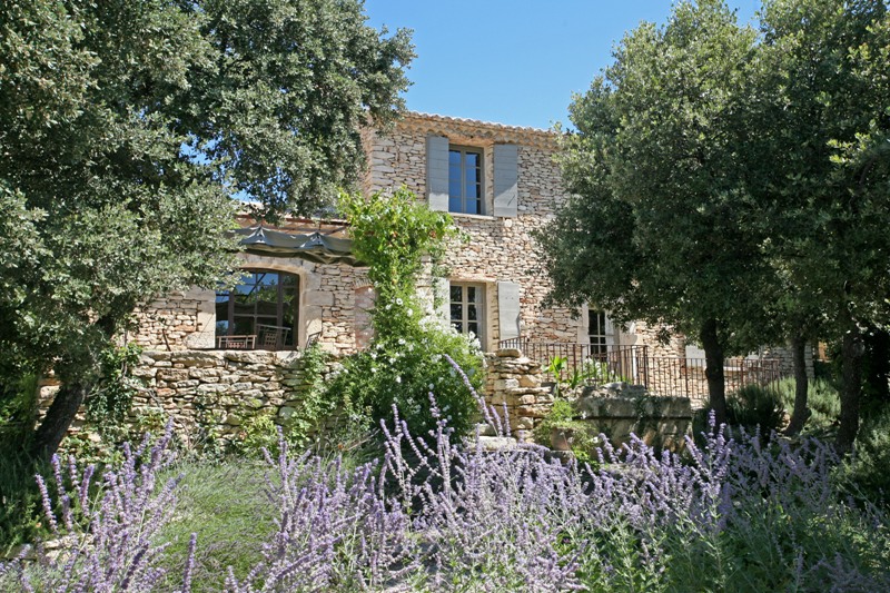 Maison en pierre en Luberon avec annexes et piscine