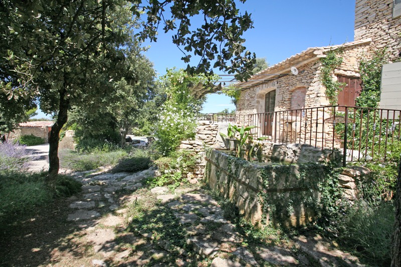Maison en pierre en Luberon avec annexes et piscine