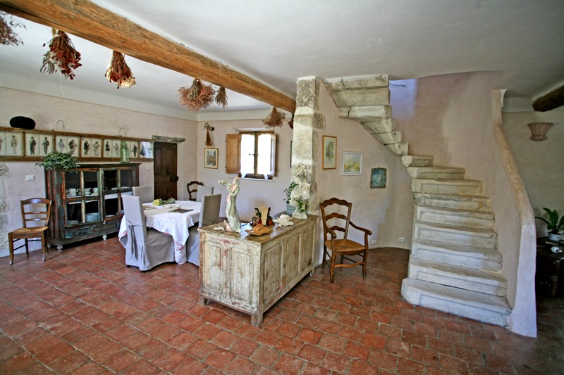 Maison en pierre en Luberon avec annexes et piscine