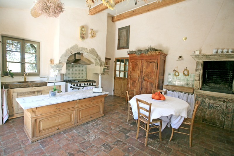Maison en pierre en Luberon avec annexes et piscine