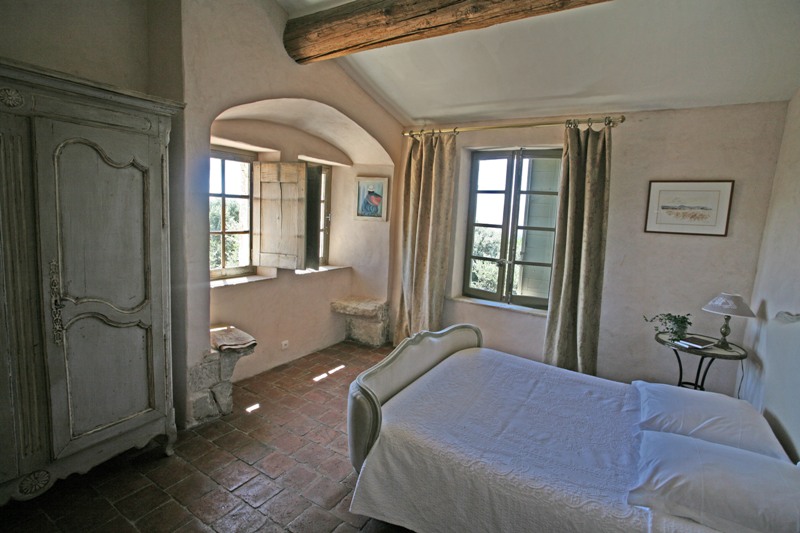 Maison en pierre en Luberon avec annexes et piscine