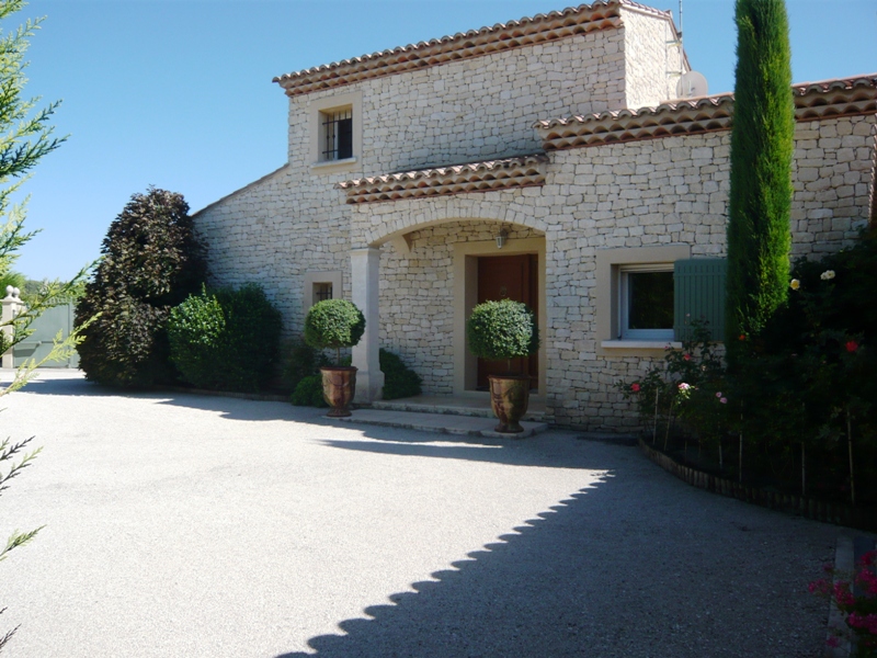 Maison proche Gordes avec piscine et jardin paysagé