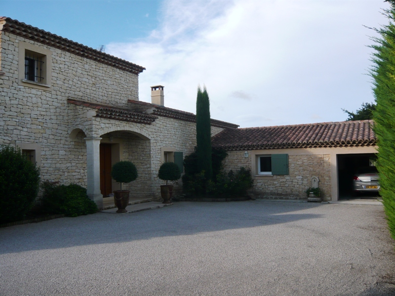 Maison proche Gordes avec piscine et jardin paysagé