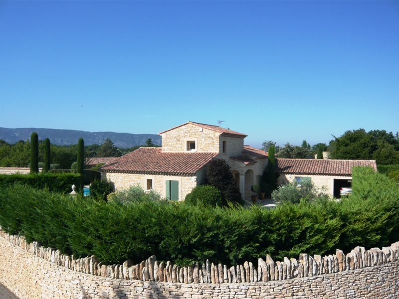 Maison proche Gordes avec piscine et jardin paysagé
