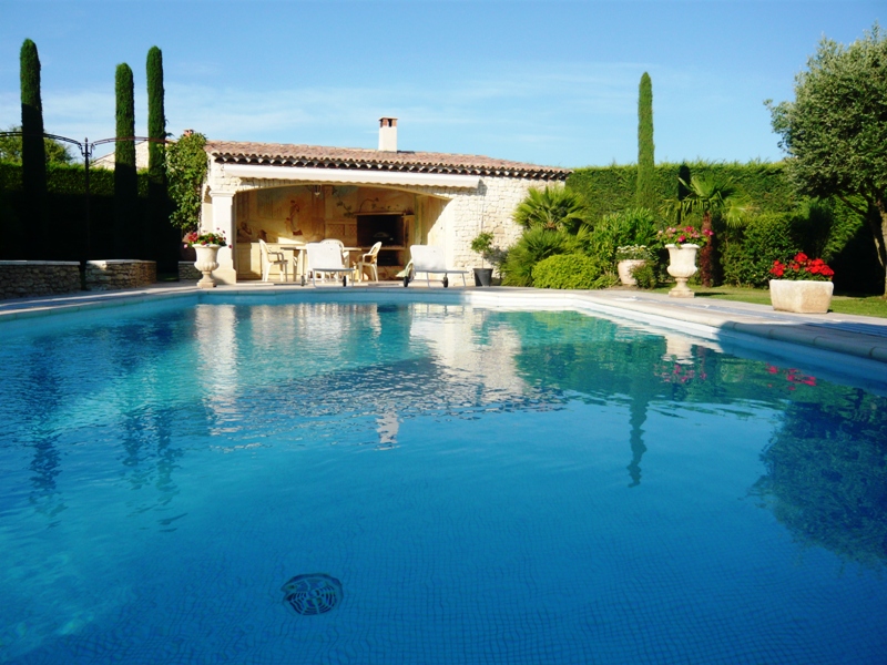Maison proche Gordes avec piscine et jardin paysagé