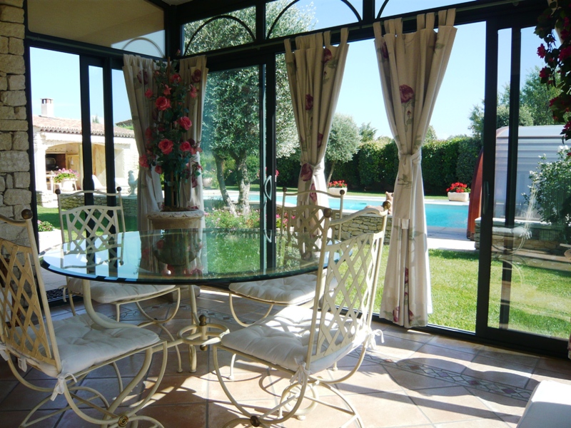 Maison proche Gordes avec piscine et jardin paysagé