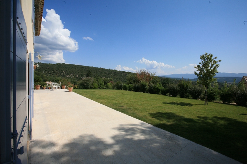 Luberon, Bastide de village avec vue dominante
