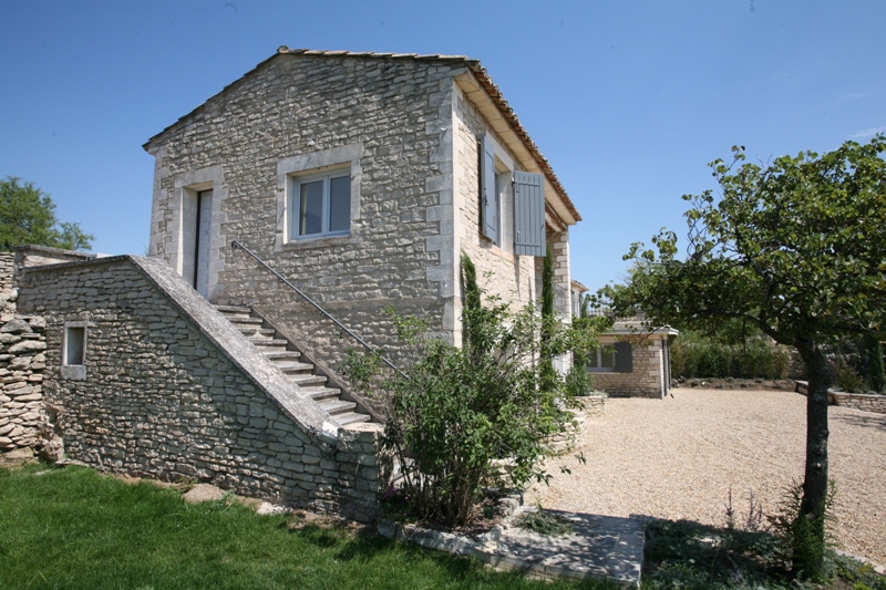 Proche d'un village perché du Luberon, maison en pierre avec piscine et vue.