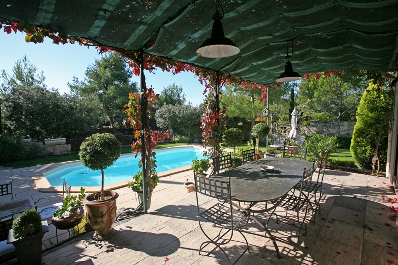 Proche Gordes et Luberon, maison avec piscine