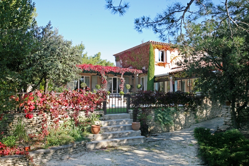 Proche Gordes et Luberon, maison avec piscine