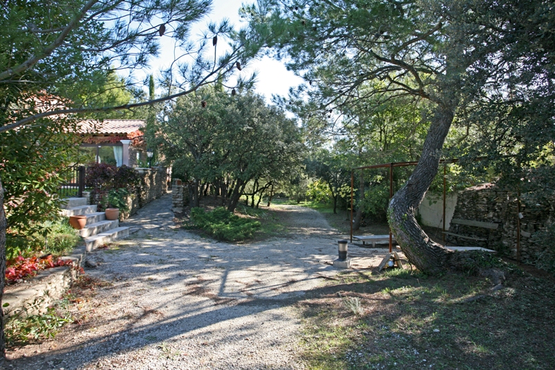 Proche Gordes et Luberon, maison avec piscine