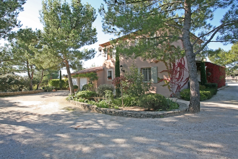 Proche Gordes et Luberon, maison avec piscine