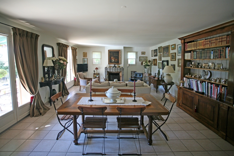 Proche Gordes et Luberon, maison avec piscine