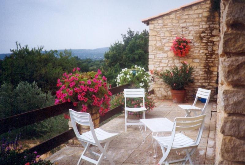 Maison en pierre en vente proche de Gordes avec vue sur le Luberon