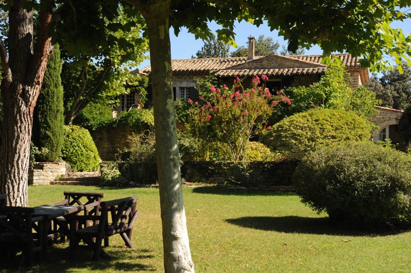Propriété verdoyante au coeur de la vallée du Luberon avec tennis et piscine