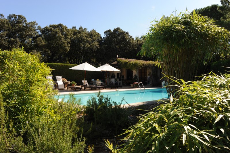Propriété verdoyante au coeur de la vallée du Luberon avec tennis et piscine