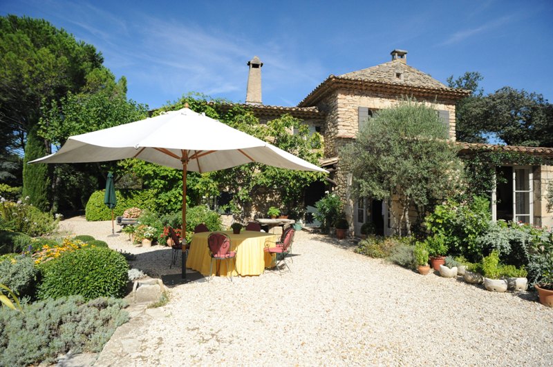 Propriété verdoyante au coeur de la vallée du Luberon avec tennis et piscine