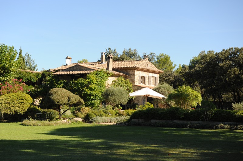Propriété verdoyante au coeur de la vallée du Luberon avec tennis et piscine