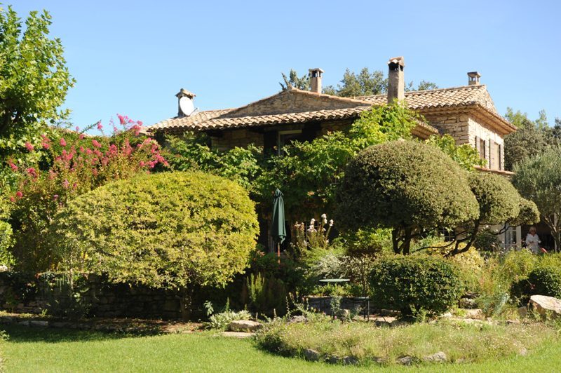 Propriété verdoyante au coeur de la vallée du Luberon avec tennis et piscine
