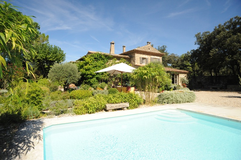 Propriété verdoyante au coeur de la vallée du Luberon avec tennis et piscine